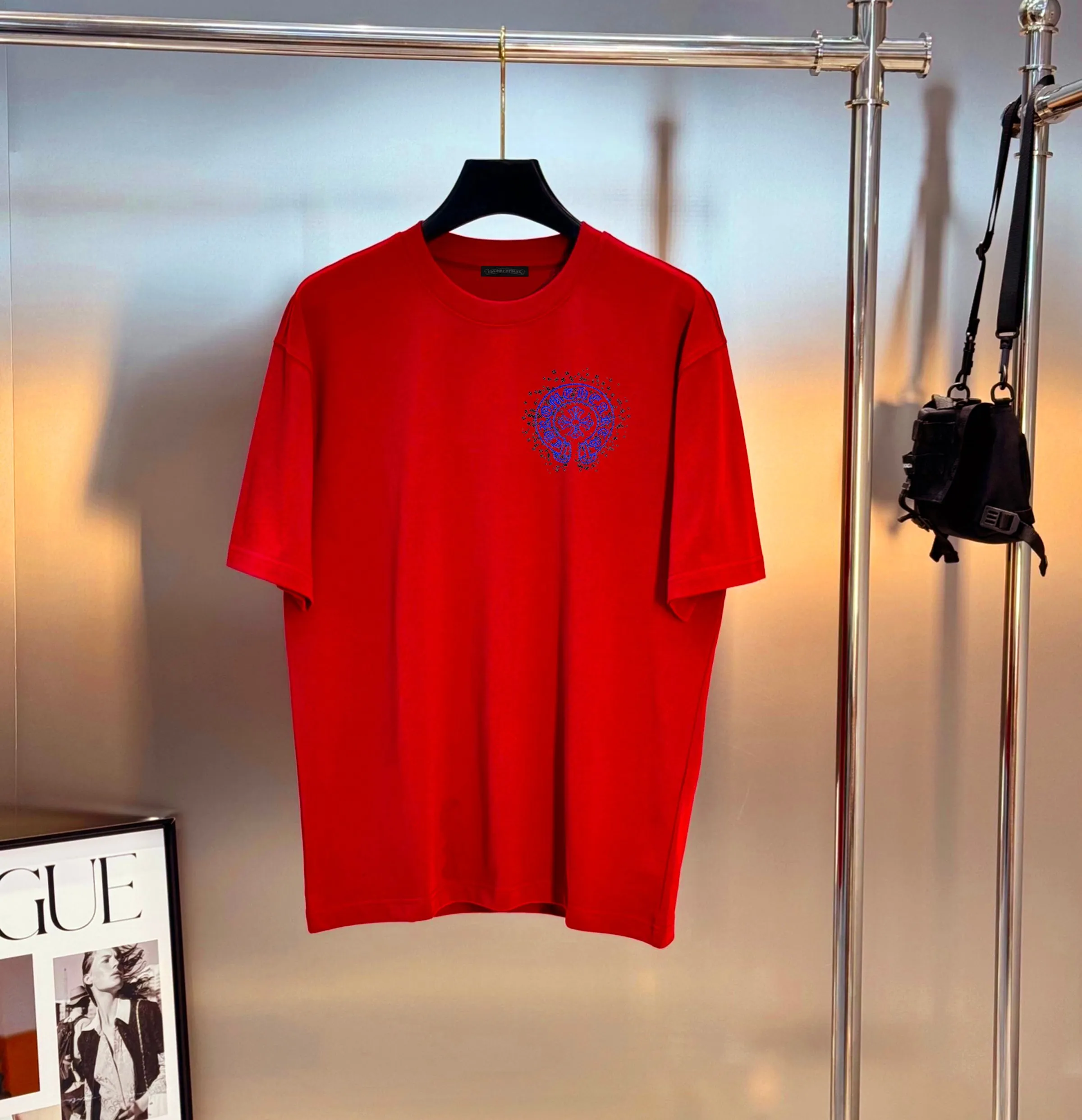 🅿️190 Year-round large supply, Croxin🔥🔥4050 new spring and summer fashionable round neck short sleeves👍high-end customization and versatile styles! It is more practical and can be easily controlled by anyone 🔥Made from 95% cotton + 5% Tencel 🔥fabric, it feels very nice, does not cause pilling, and does not deform. It is luxurious and classic 🐮logo design, very classy 👍A must buy for those who know the goods! The cut is a loose fit, suitable for both men and women! It shows your aura and also highlights your sophistication. This is its uniqueness. The effect on the upper body is very good. Size: S-XXL ⚠️Reference (model trying on, height 173cm, weight 145kg, wearing size L), can wear up to 200kg.